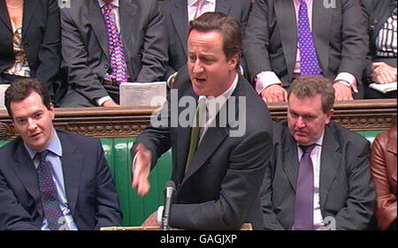 Der Vorsitzende der Konservativen David Cameron bei den Fragen der Premierminister im Unterhaus in London. Stockfoto