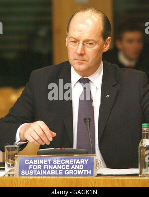 Finanzminister John Swinney steht vor dem Ausschuss für den Trump-Planungsantrag im schottischen Parlament. Stockfoto