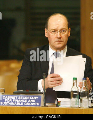 Finanzminister John Swinney steht vor dem Ausschuss für den Trump-Planungsantrag im schottischen Parlament. Stockfoto