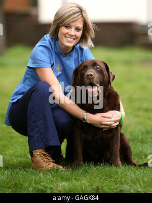 Kirsty Thompson, aus der Vetenary-Gruppe Eastfate in Bury St. Edmunds mit Rusty, einem schokoladenfarbenen Labrador, der in weniger als zwei Jahren fünf Steine verloren hat. Stockfoto