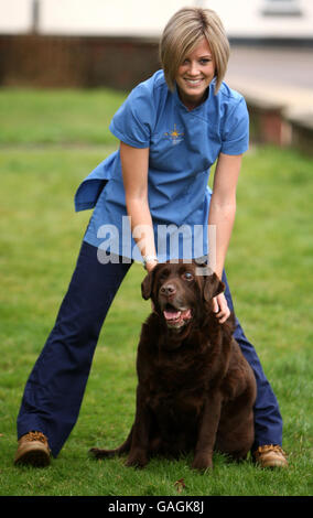 Kirsty Thompson, aus der Eastgate-Vetenary-Gruppe in Bury St. Edmunds mit Rusty, einem schokoladenfarbenen Labrador, der in weniger als zwei Jahren fünf Steine verloren hat. Stockfoto