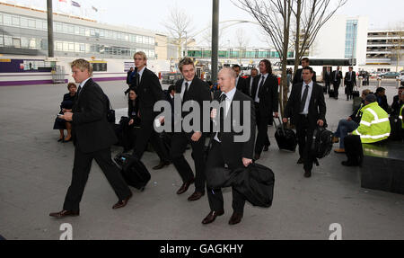 Das englische Cricket-Team trifft am Terminal 3 am Flughafen Heathrow in London ein. Stockfoto