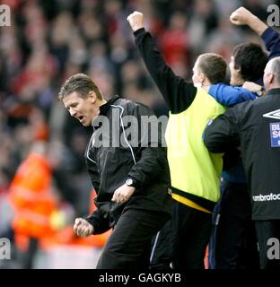 Havant und Waterlooville-Manager Shaun Gale feiern, nachdem Martin Skrtel aus Liverpool ein eigenes Tor erzielt hat. Stockfoto