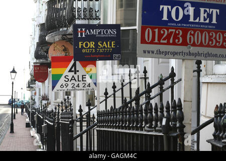 Brighton Stock. Allgemeine Ansicht der Immobilienmakler Boards in Brighton. Stockfoto