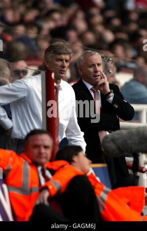 Fußball - FA Barclaycard Premiership - Arsenal gegen Sunderland. Arsenals Manager Arsene Wenger (l) und Sunderlands Manager Peter Reid wachen über ihre Spieler Stockfoto