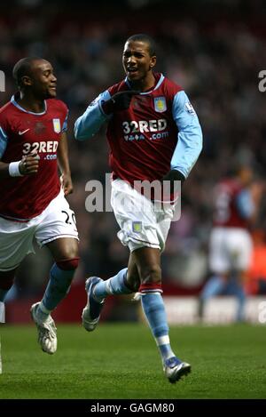 Fußball - Barclays Premier League - Aston Villa gegen Blackburn Rovers - Villa Park. Ashley Young von Aston Villa feiert das erste Tor des Spiels Stockfoto