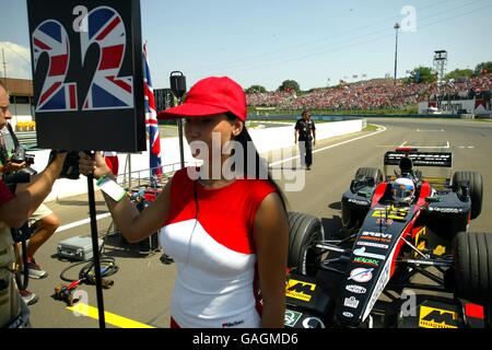 Ein Grid-Girl hält die Anzahl der Minardi-Neulinge hoch Anthony Davidson Stockfoto