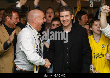 Havant und Waterlooville-Manager Shaun Gale schütteln sich die Hände mit dem Vorsitzenden Marcus Hackney (links) während der vierten Runde des FA Cup im Westleigh Park, Havant. Stockfoto