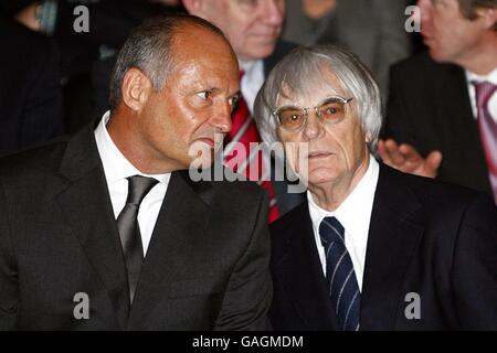 Vodafone McLaren Mercedes Manager Ron Dennis (links) mit Präsident und CEO der Formel 1 Bernie Ecclestone, während der Vorstellung des Vodafone McLaren Mercedes MP4-23 im Mercedes-Benz Museum, Stuttgart. Stockfoto