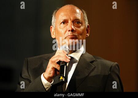 Vodafone McLaren Mercedes Manager Ron Dennis bei der Vorstellung des Vodafone McLaren Mercedes MP4-23 im Mercedes-Benz Museum, Stuttgart. Stockfoto