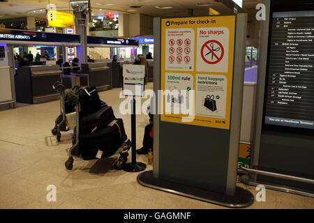 Die Beschränkungen für Handgepäck für Passagiere, die das Terminal 1 des Flughafens Heathrow in West-London verlassen, wurden heute gelockert. Stockfoto