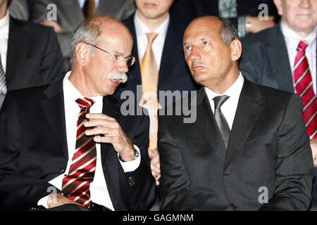 Dieter Zetsche, CEO von Daimler Chrysler (links) und Ron Dennis, Manager von Vodafone McLaren Mercedes, bei der Vorstellung des Vodafone McLaren Mercedes MP4-23 im Mercedes-Benz Museum, Stuttgart. Stockfoto