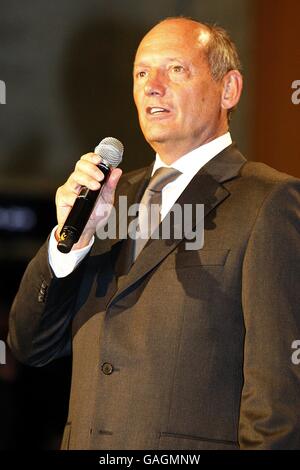 Vodafone McLaren Mercedes Manager Ron Dennis bei der Vorstellung des Vodafone McLaren Mercedes MP4-23 im Mercedes-Benz Museum, Stuttgart. Stockfoto