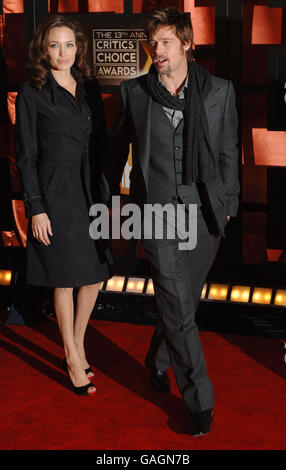 Angelina Jolie und ihr Ehemann Brad Pitt kommen für die Critics' Choice Awards im Santa Monica Civic Auditorium in Santa Monica, Kalifornien, an. Stockfoto