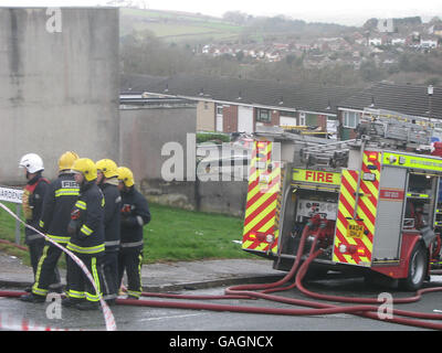 Feuerwehrmannschaften nehmen an einer Hausexplosion in Bulteel Gardens, Plymouth, Teil, bei der heute ein neunjähriges Mädchen getötet wurde. Stockfoto