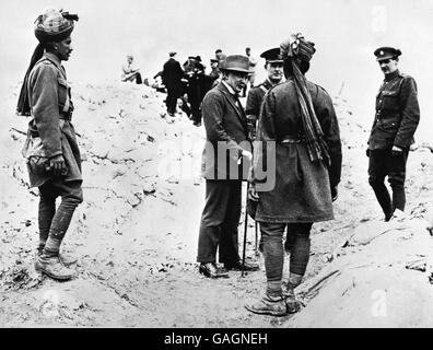 Außenminister David Lloyd George sprach mit indischen Soldaten an der Front. Stockfoto