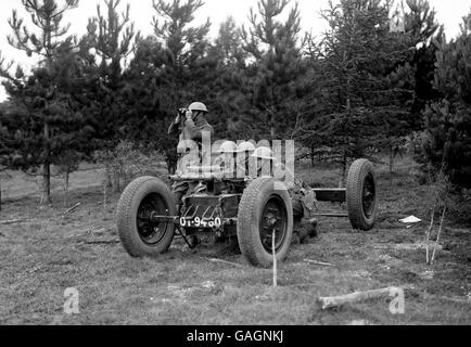 Eine Panzerabwehrkanone auf einem pneumatischen Wagen montiert, in Aktion auf Salisbury Plain. Stockfoto