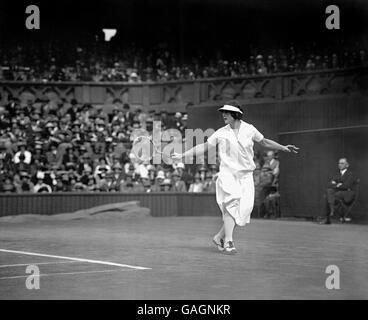 Tennis - Finale Der Damen - Wimbledon. Helen Wills im Spiel gegen Kathleen McKane im Ladies Tennis Finale in Wimbledon. Stockfoto