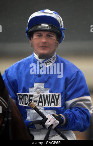 Pferderennen - Southwell Racecourse. Liam Jones, Jockey Stockfoto