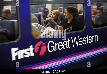 Ein erster Great Western-Zug fährt heute Abend von der Paddington Station ab, während er Verspätungen und Stornierungen seiner Verbindungen in den Westen aufgrund einer Überschwemmung in Swindon, durch die viele der Züge fahren, hatte. Stockfoto