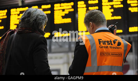 James Winter (rechts), der Bahnhofsmanager von First Great Western für den Bahnhof Paddington, beschäftigt sich heute Abend mit Verspätungen und Annullierungen einiger der ersten Great Western-Zugverbindungen in den Westen Englands aufgrund von Überschwemmungen in Swindon, durch die viele der Züge fahren. Stockfoto