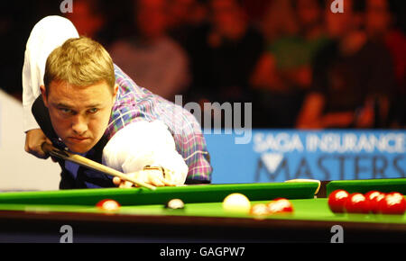 Stephen Hendry im Kampf gegen Mark Selby während der SAGA Insurance Masters in der Wembley Arena, London. Stockfoto