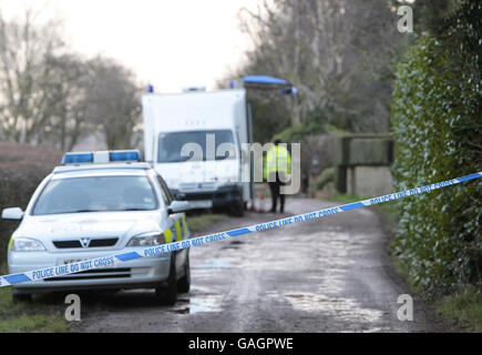 Die Polizei nimmt Absperrungen von der Straße ab, die zum Haus von Traute Maxfield Gustard Wood, Hertfordshire, führt, die vermutlich von ihrem Schwiegersohn und dem Metropolitan Police Inspector Gary Weddell ermordet wurde, nachdem er wegen des Mordes an seiner Frau auf Kaution freigelassen wurde. Stockfoto