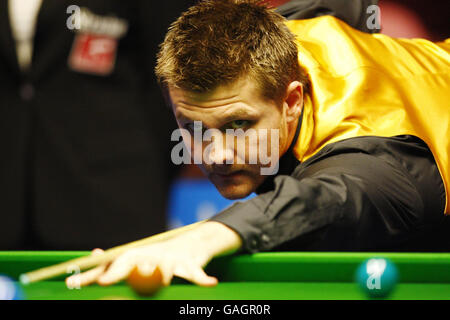 Ryan Day in Aktion gegen Peter Ebdon während der SAGA Insurance Masters in der Wembley Arena, London. Stockfoto