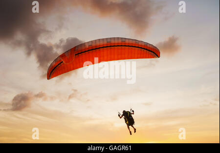 Mann mit Schirm auf Farbe der Himmel Sonnenuntergang in der Dämmerung Stockfoto