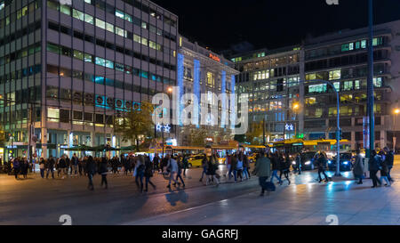 Athen, Griechenland 2. Dezember 2015. Athen-Verkehr in der Weihnachtszeit. Stockfoto