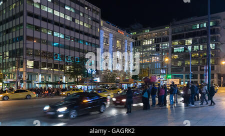 Athen, Griechenland 2. Dezember 2015. Athen-Verkehr durch die Nacht in der Weihnachtszeit. Stockfoto