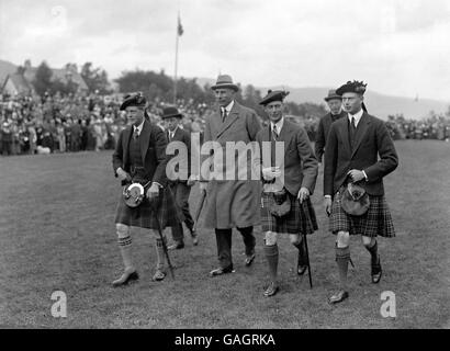 Britische königliche Familie - Edward, Prince Of Wales;  Alexander Cambridge, 1. Earl of Athlone; Prinz Albert, Herzog von York und PR... Stockfoto