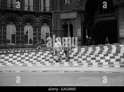 Die Stufen des Bahnhofs St. Pancras sind schwarz-weiß gestrichen, so dass sie während des Verdunkelungsvorgangs leicht zu sehen sind. Stockfoto