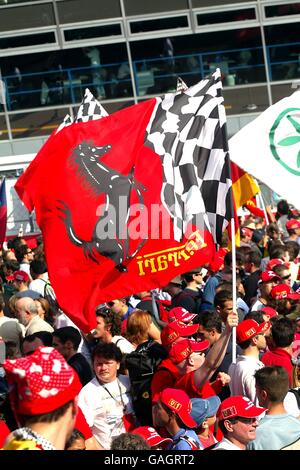 Formel-1-Motorsport - Großer Preis Von Italien - Rennen. Ein ferrari-Fan schwingt seine Fahne über den Massen Stockfoto