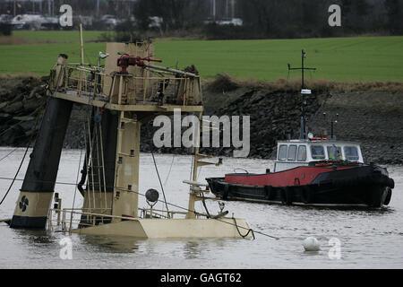 Die Spitze des Flying Phantom Tug ist sichtbar, da die Barge, GPS Atlas (nicht abgebildet), ihre Bergungsoperation auf dem Fluss Clyde fortsetzt. Stockfoto