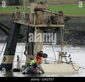 Die Spitze des Flying Phantom Tug ist sichtbar, da die Barge, GPS Atlas (nicht abgebildet), ihre Bergungsoperation auf dem Fluss Clyde fortsetzt. Stockfoto