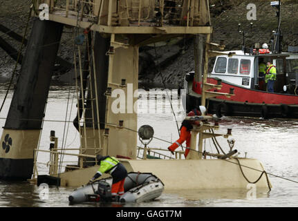 Ein Boot passiert den Gipfel des Flying Phantom Tug, der sichtbar ist, wenn die Bergungsaktion auf dem Fluss Clyde fortgesetzt wird. Stockfoto