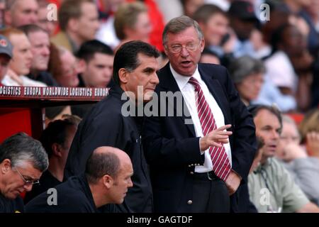 Fußball - FA Barclaycard Premiership - Charlton Athletic / Manchester United. Der Manager von Manchester United, Sir Alex Ferguson (r), und Trainer Carlos Queiroz (l) diskutieren das Spiel Stockfoto