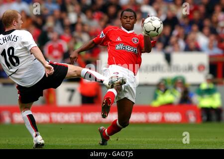 Paul Scholes von Manchester United (l) fordert Shaun Bartlett von Charlton Athletic heraus (r) für den Ball Stockfoto