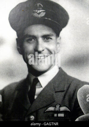 Undated Family Collect, RAF-Veteran, Squadron Leader Jimmy James, der am Ausbruch des Gefangenenlagers im Zweiten Weltkrieg teilnahm, der im Film The Great Escape verewigt wurde. Stockfoto