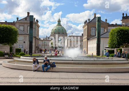 Der Brunnen im Amaliehaven, Schloss Amalienborg und die Marmorkirche gesehen von der Uferpromenade an einem sonnigen Sommertag. Stockfoto