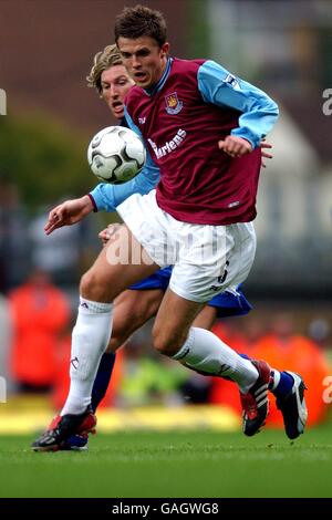 Michael Carrick von West Ham United wird von Robbie Savage von Birmingham City verfolgt. Stockfoto