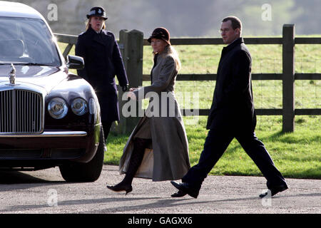 Peter Phillips und seine Verlobte Autumn Kelly verlassen den Sonntagsgottesdienst in der St. Mary Magdalene's Church auf dem Sandringham Estate, Norfolk. Stockfoto