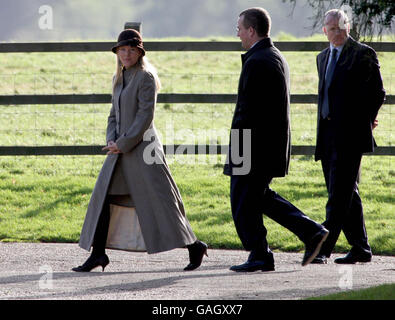 Peter Phillips (Mitte) und seine Verlobte Autumn Kelly verlassen den Sonntagsgottesdienst in der St. Mary Magdalene's Church, auf dem Sandringham Estate, Norfolk. Stockfoto