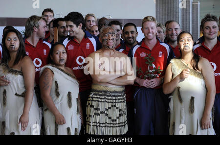 Der englische ODI-Kapitän Paul Collingwood (Mitte) empfängt eine traditionelle Maori-Begrüßung von 'Ko Tane' im Team-Hotel, Christchurch, Neuseeland. Stockfoto