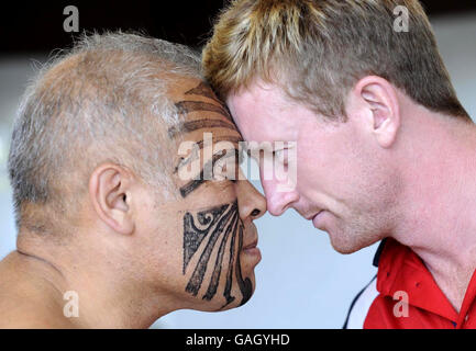 Der englische ODI-Kapitän Paul Collingwood wird von 'Hongi' im Team-Hotel, Christchurch, Neuseeland, traditionell von den Maori begrüßt. Stockfoto