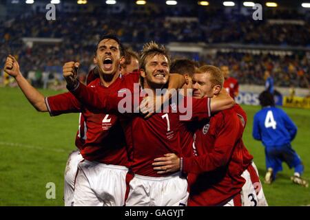 Englands David Beckham (c) feiert mit seinem Teamkollegen Paul Scholes (r) Nach Michael Owens Siegtreffer Gary Neville (l) Stockfoto