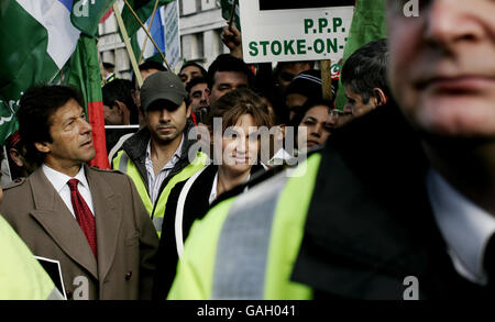 Der britische Jemima Khan (R) und ihr ehemaliger Ehemann, der pakistanische Politiker Imran Khan (2. L), protestieren während einer Demonstration vor der Downing Street in London. Stockfoto