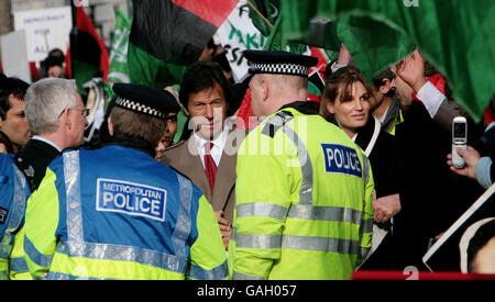 Jemima Khan (rechts) und ihr ehemaliger Ehemann der pakistanische Politiker Imran Khan protestieren während einer Demonstration vor der Downing Street in London. Stockfoto