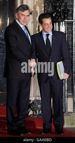 Der britische Premierminister Gordon Brown begrüßt den französischen Präsidenten Nicolas Sarkozy in der Downing Street in London. Die Staats- und Regierungschefs der größten Volkswirtschaften Europas kamen heute Abend in der Downing Street zu Gesprächen über die globale Wirtschaftsreform an, um eine weitere Krise im Stil des Northern Rock abzuhalten. Stockfoto